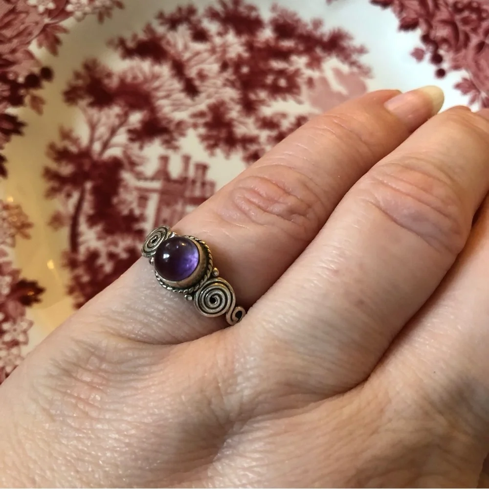 Vintage silver metal boho ring w/ purple stone cabochon amethyst? sz 6
